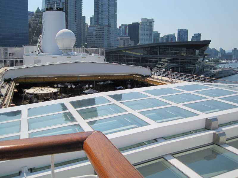 Sliding cover for the topside pool