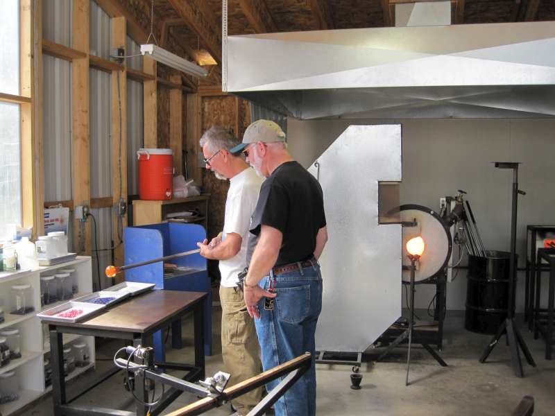 Adding colors to the molten glass